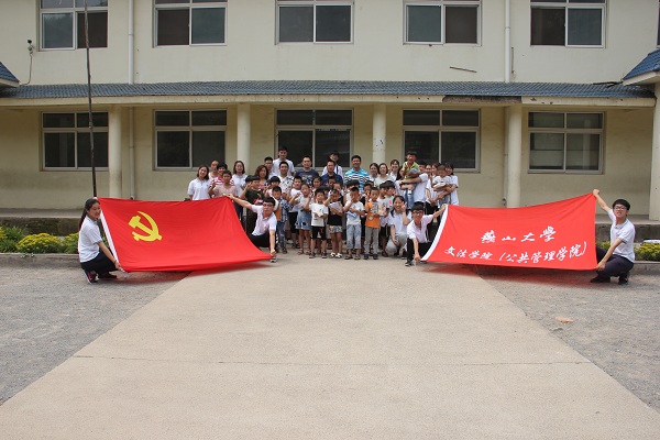 和小学生们合影