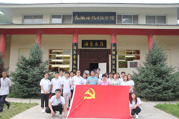 在纪念馆前留念