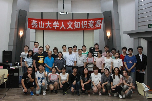 参赛队员与评委老师合影留念