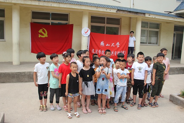 小孩子们合唱表演