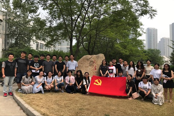 文法学院院长与毕业生党员合影