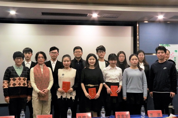 评委老师与参赛选手合影