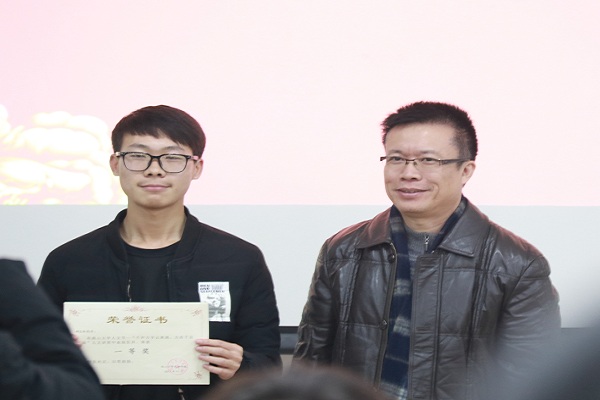 郑会长为获奖选手颁奖